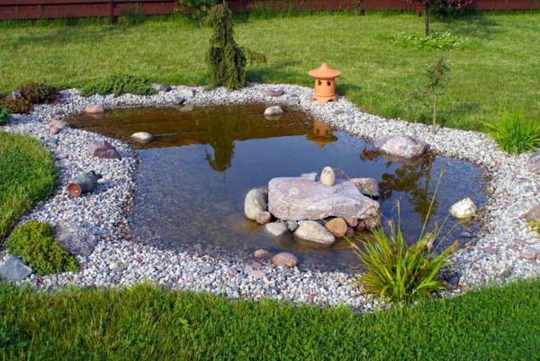 pool-in-the-garden auto-construit - aspect naturel
