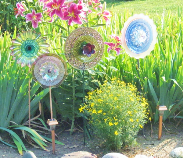 בגינה תוצרת בית-דקו-פרחים מלאכותיים - צבעים צבעוניים ועשב ירוק