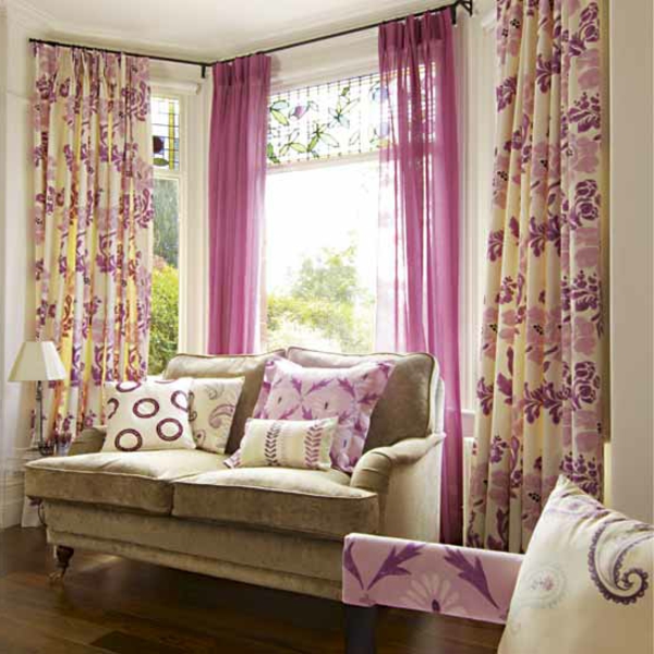 玫瑰色的窗帘为舒适和现代的客厅