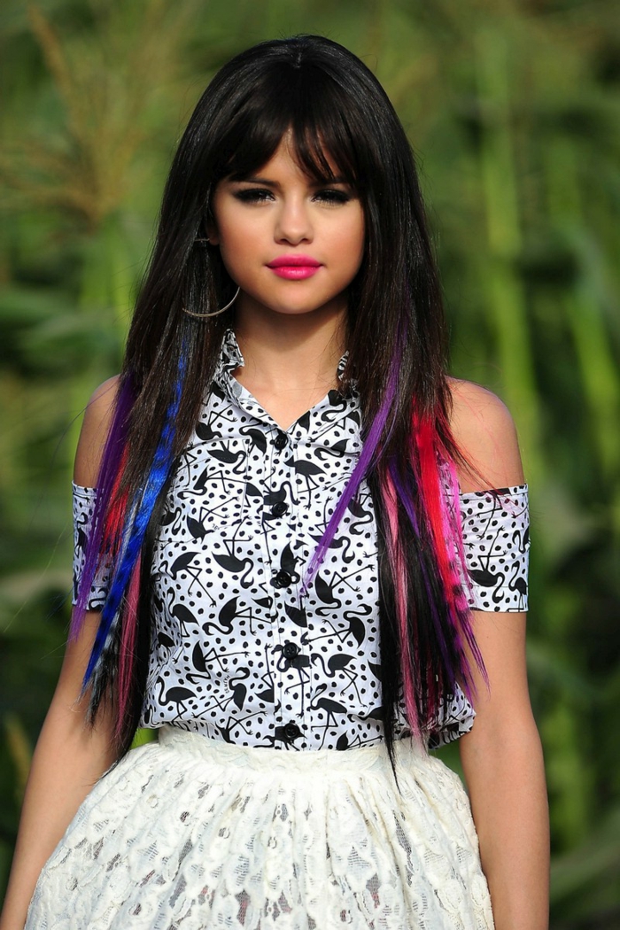 सेलेना गोमेज रंगीन किस्में, बैंग्स, उज्ज्वल लिपस्टिक, काली मस्करा के साथ लंबे बाल