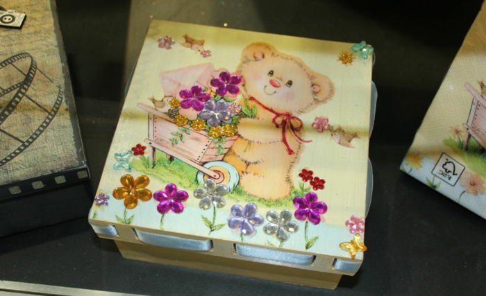नैपकिन सर्विट्स - एक लकड़ी के वैगन और बैंगनी फूलों के साथ एक छोटा भालू