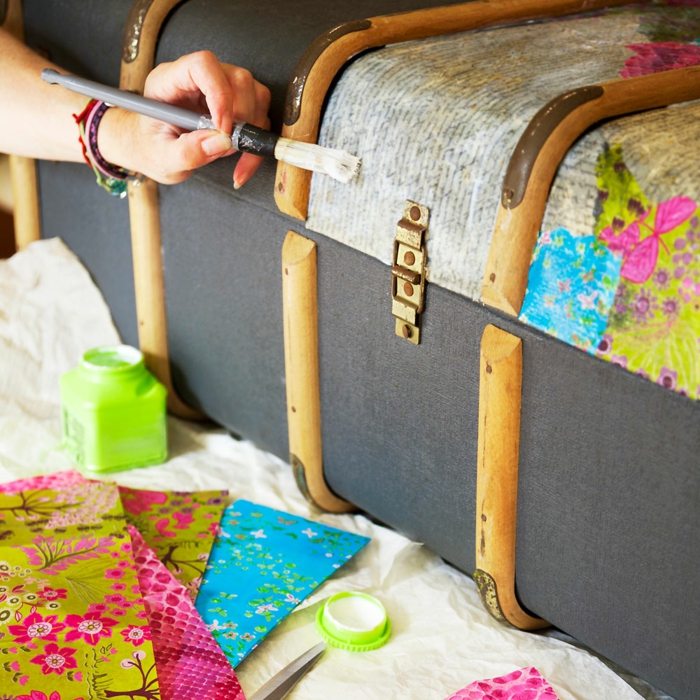 गुलाबी फूलों के साथ नैपकिन नैपकिन सेवाएं - नैपकिन चिपकने वाली सूटकेस और ब्रश के साथ हरी बोतल