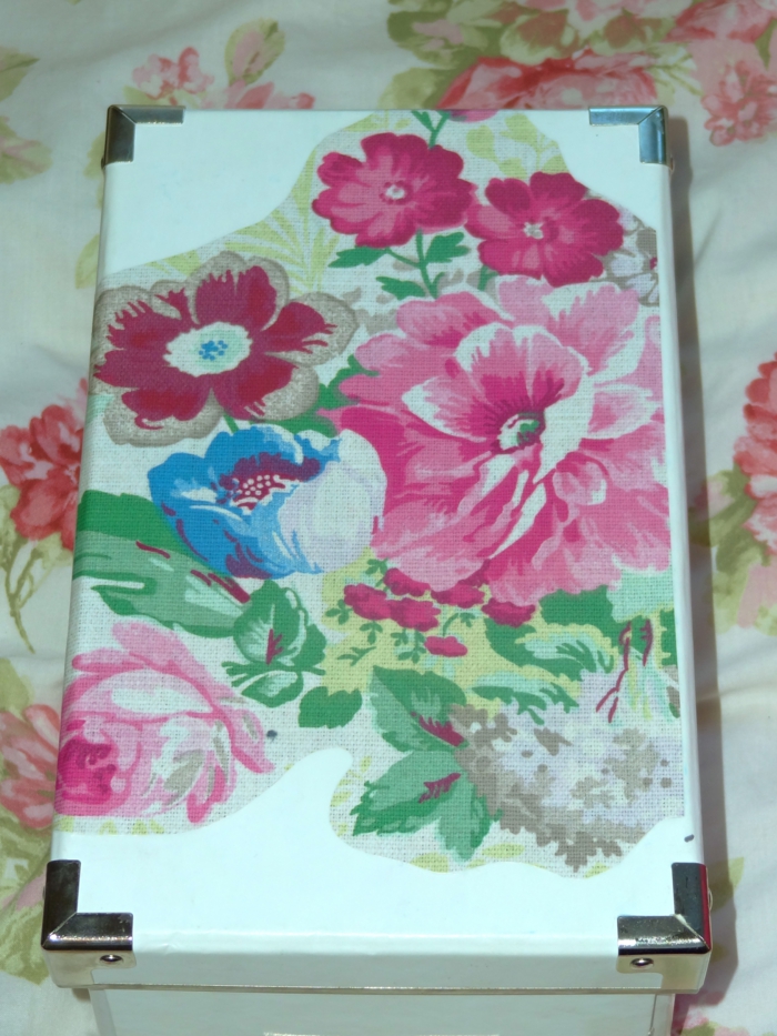 servilletas de servilletas con flores rojas y rosadas y azules