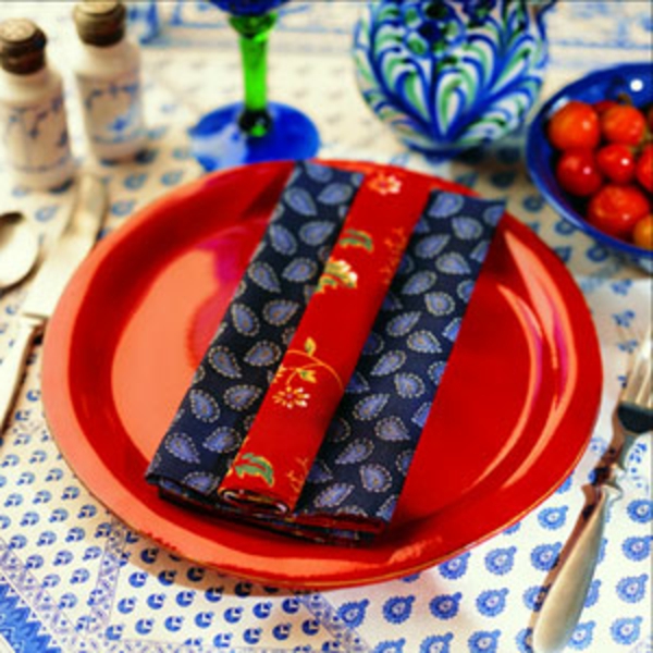 装饰，红色和蓝色的餐巾结合防皱圣诞
