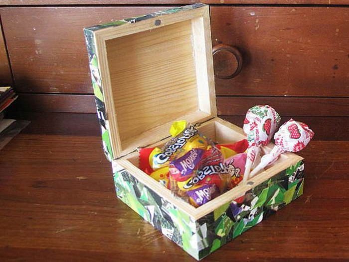 लकड़ी पर नैपकिन - हरे नैपकिन और लॉलीपॉप का एक बॉक्स