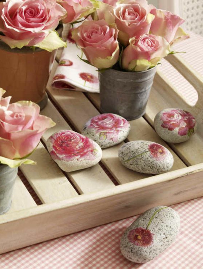 गुलाबी फूलों के साथ नैपकिन के साथ पत्थर, गुलाब और पत्थरों पर नैपकीन तकनीक