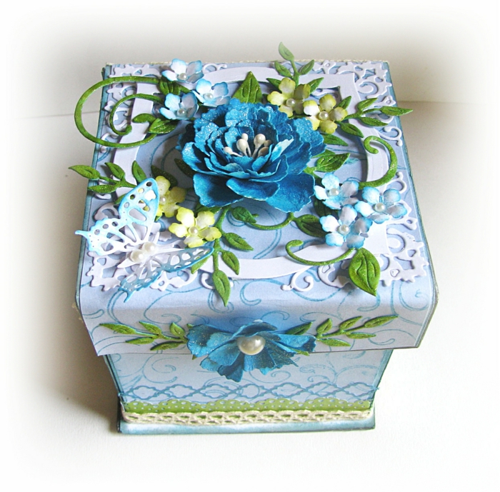 napkin tekniikka - sininen laatikko, jossa lautasliinat ja siniset kukat