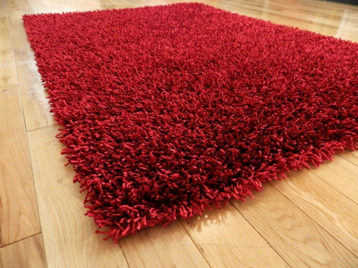 tapis à longs poils rouges modèle très agréable