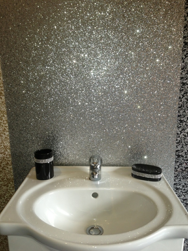 ezüst színű falra érdekesnek fürdőszoba