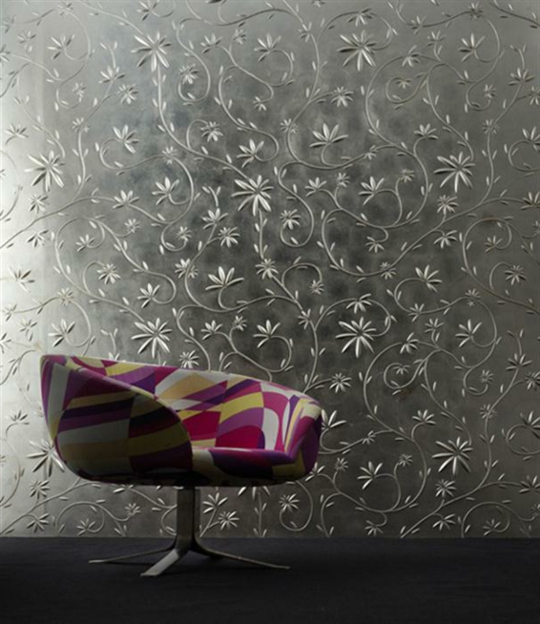 ezüst színű fal-IOM-nappali-egy-érdekes szék
