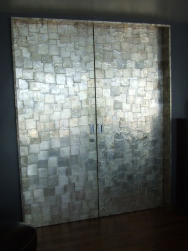 ezüstszínű falú, elegáns ajtó