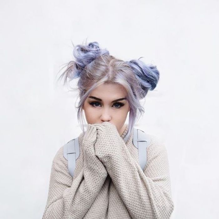 紫色灰色头发，休闲发髻发型，米色编织衬衫