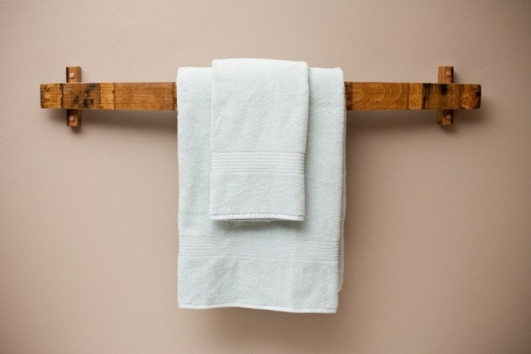 yksinkertainen puinen kylpyhuoneen-pyyhe-telineet-vapaasti seisovat kylpyhuoneen suunnittelun-pieni-avaruus-720x480