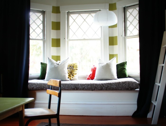 sitzecke上，窗台小床垫和枕头装饰