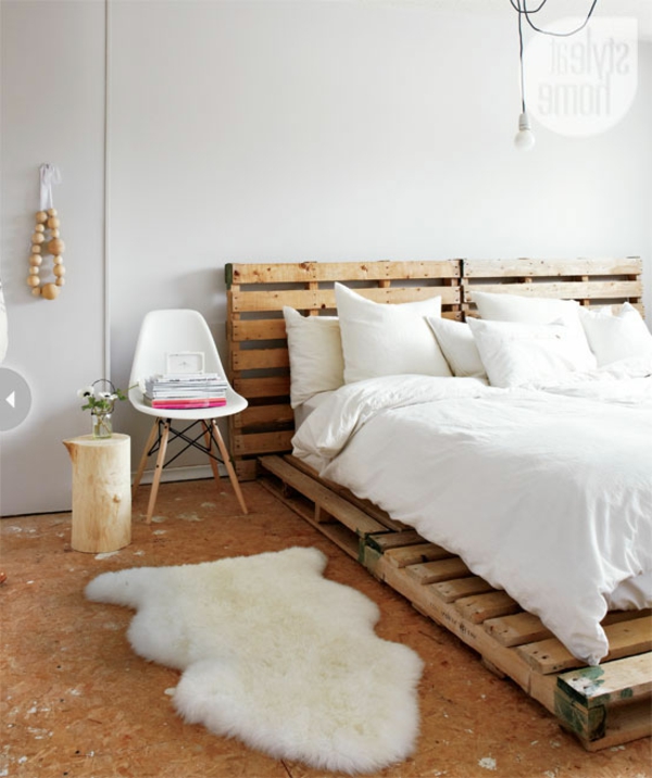 स्कैंडिनेवियाइन-बेड-रोचक-मॉडल-सफेद बिस्तर और कई तकिए