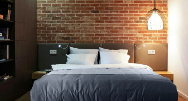 बिस्तर के पीछे-एक-ईंट-दीवार के साथ स्कैंडिनेवियन-बेड-बहुत-सुंदर-मॉडल-में-बेडरूम