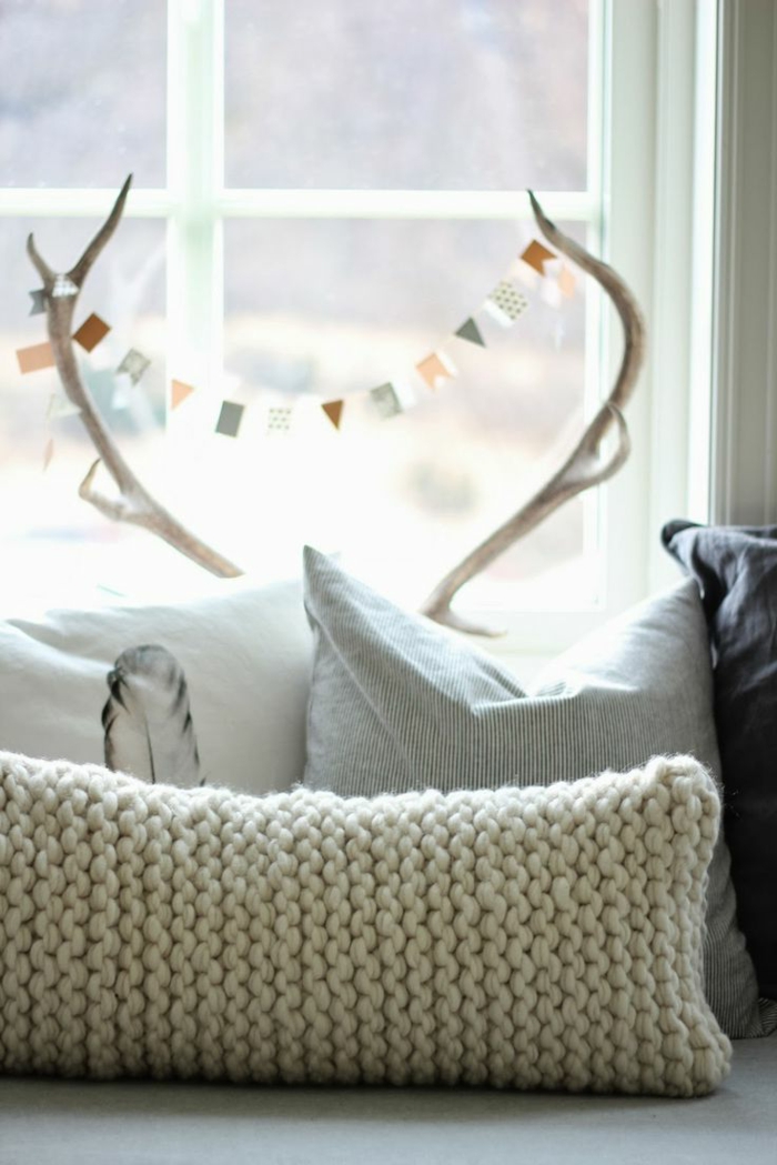Scandinavian-chic Pillow Pastellivärit neulottu malli-in-kerma-väri