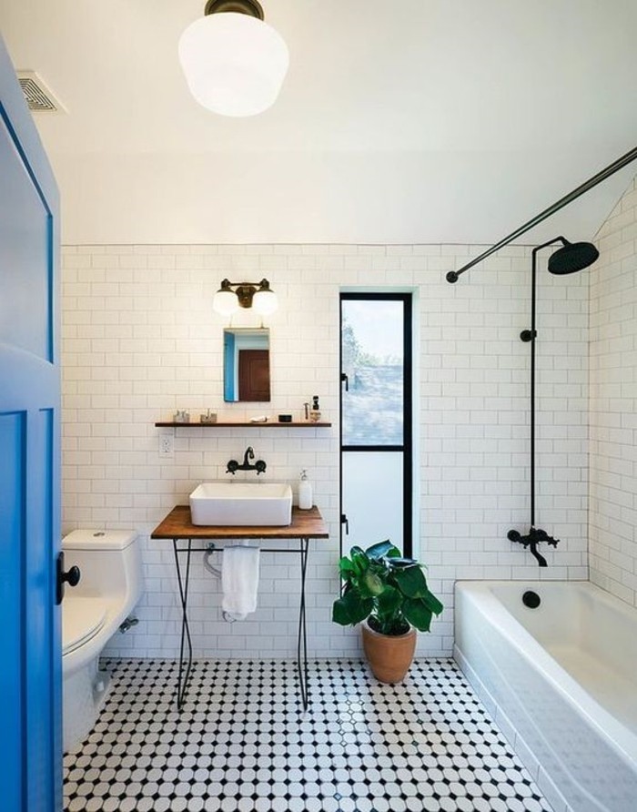 Skandináv fürdőszoba belső érdekes padlólapok kék ajtó