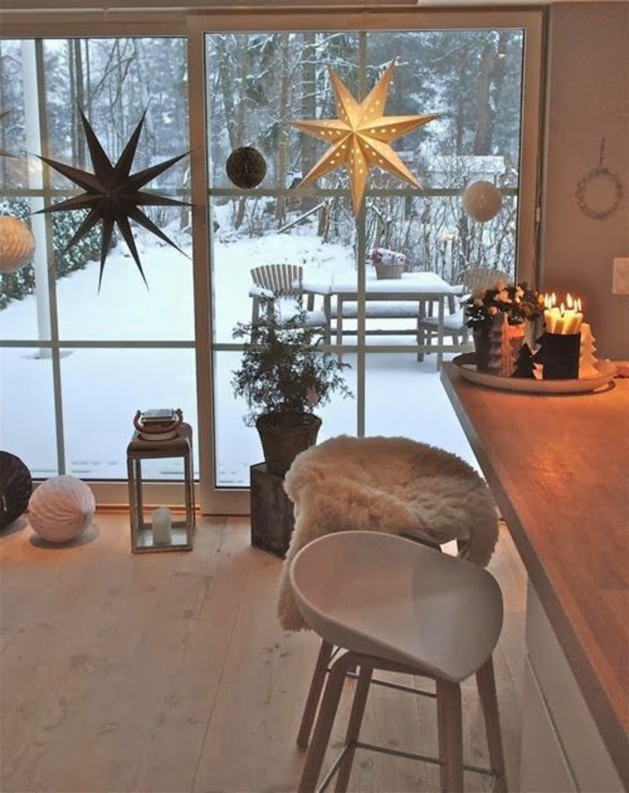 פנים סקנדינביים דקורטיבית חורף קישוט פתיתי שלג על חלון