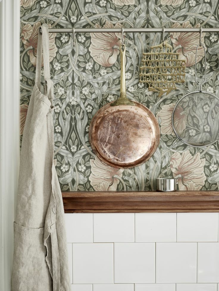 斯堪的纳维亚的厨房内美丽的复古壁纸，花卉图案