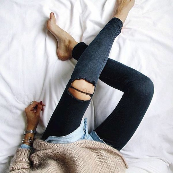 skinny-jeans-γυναικών-μαύρο-τζιν-πουλόβερ χρώματος Καπουτσίνο
