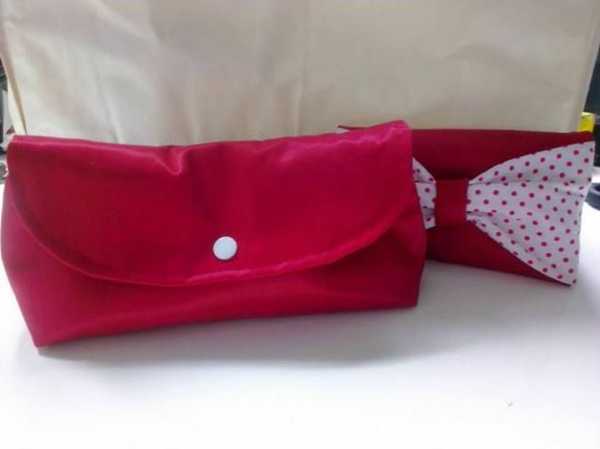 Dos bolsos hechos en casa en color rojo - un arco
