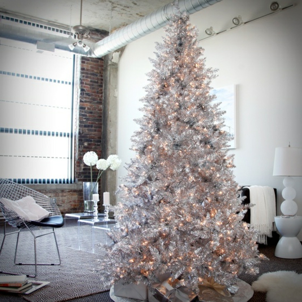 קישוט חג המולד הלבן - בחדר הגדול עם עץ אשוח
