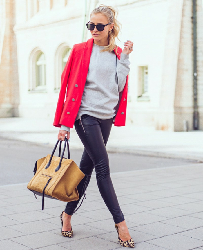 ropa deportiva elegante capa roja bolso beige zapatos leo tacones altos trenza rubia