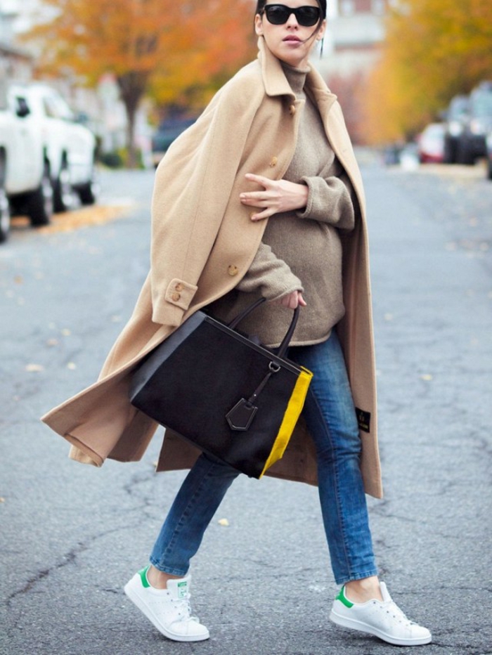 älykäs rento naiset trendikäs ideoita raskaana tyyli takki beige väri mukavat kengät farkut