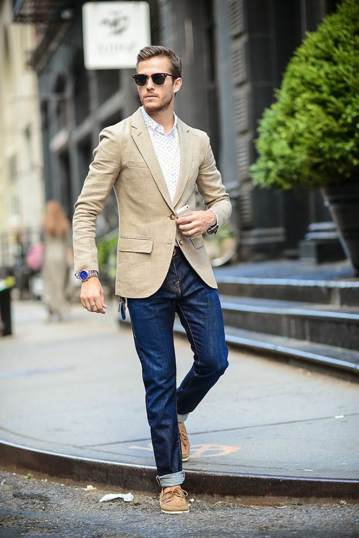 estilo informal para hombre elegante para la mirada encantadora del hombre chaqueta beige y zapatos jeans