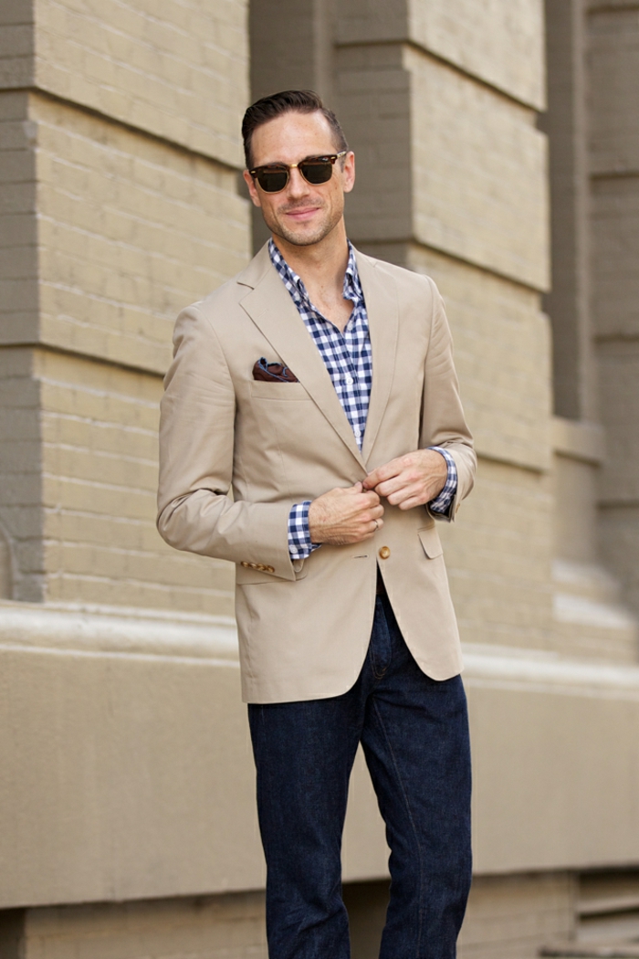 elegante código de vestir para hombre casual deportivo elegante chaqueta beige camisa a cuadros jeans gafas