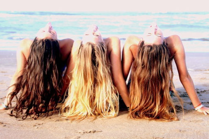 सूर्य और समुद्र तट-तीन सुंदर महिलाओं