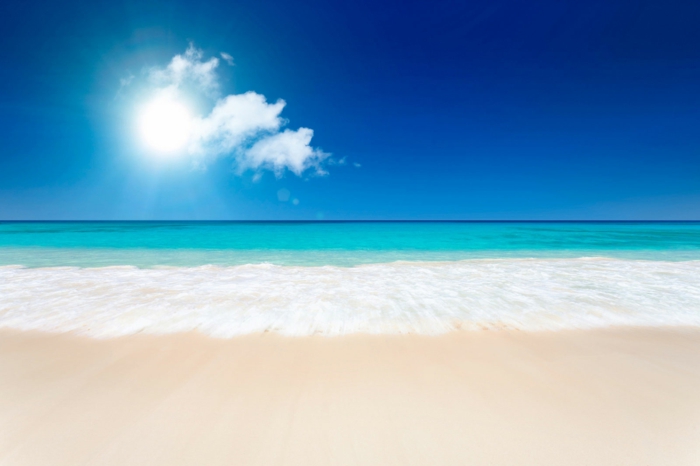 सूर्य और समुद्र तट के सुंदर-नीली मोती