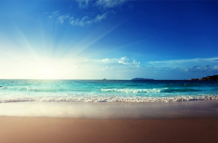 सूर्य और समुद्र तट-सुपर-सुंदर-ब्लू-स्काई
