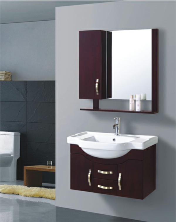 镜子柜子从木头在浴室墙壁在灰色