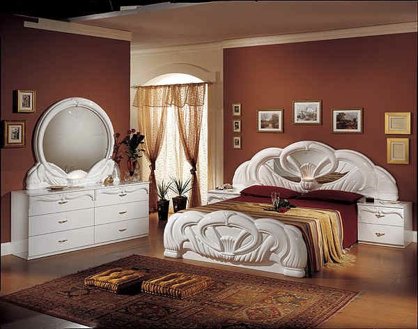 Italialainen makuuhuone - tyylikäs sänky ja valkoinen peilikaappi