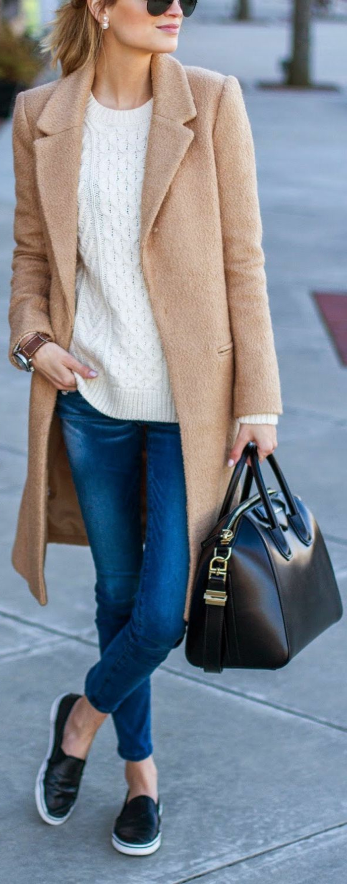 महिलाओं के लिए आकस्मिक कपड़े बेज रंग कोट काले चमड़े के बैग चश्मा जींस स्नीकर्स स्वेटर