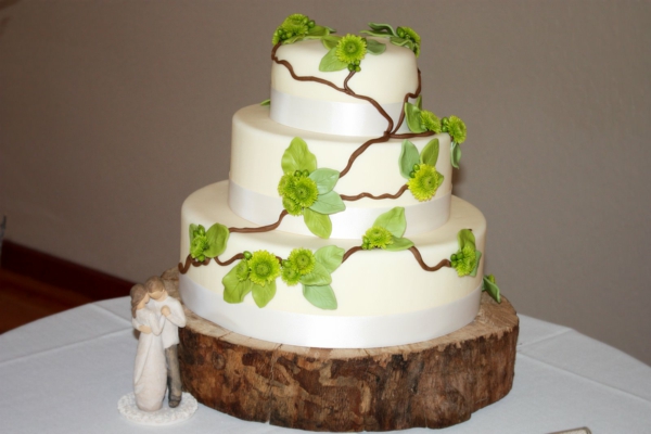 احتفال لعرس خشبي - فطيرة باللون الأبيض والأخضر