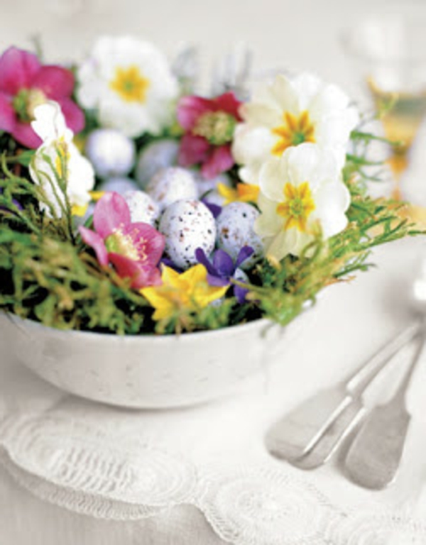 फूल-कटोरे के साथ-ईस्टर-अंडे रंग-मिश्रण