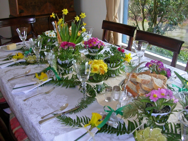 वसंत-प्राकृतिक-टेबल रंगीन-डैफ़ोडिल-primroses-फर्न-नाश्ता
