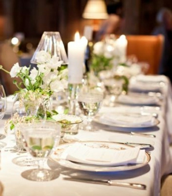 टेबल-सजावट-वसंत-सफेद-गुलाब-चश्मे-सरल