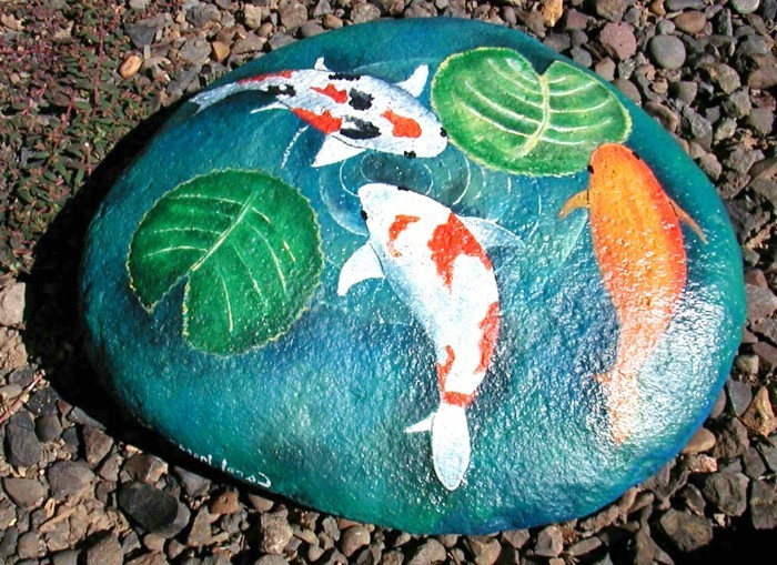 पत्थर पेंटिंग-मछली-ऑन-एक पत्थर चित्रकला