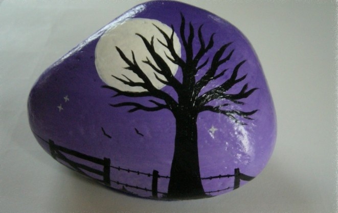 maalaus kiviä maalattu-musta-puu-on-a-kivi-