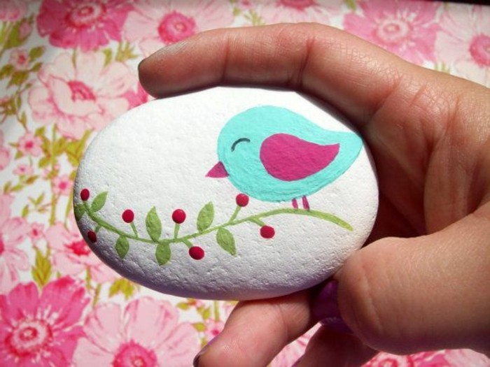 पत्थर से पेंट-पत्थर के साथ एक रंगीन-पक्षियों