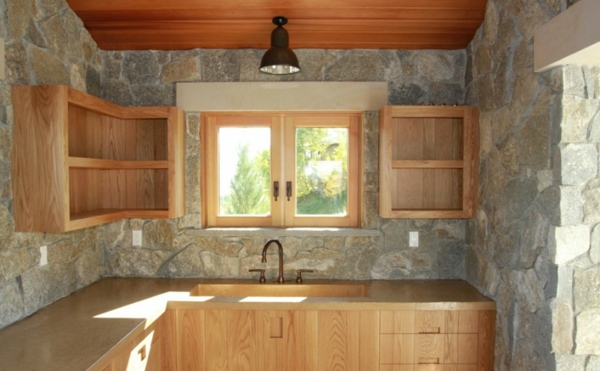 estantes de pared de piedra dentro de una hermosa cocina pequeña