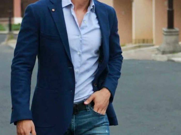 ropa casual hombres hombre con camisa azul claro jeans azul oscuro cinturón