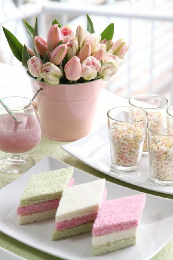 decoración de la mesa elegante con los tulipanes de color rosa-en-