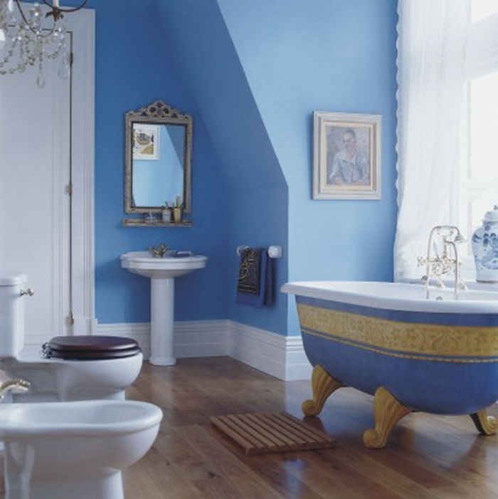 स्टाइलिश बाथरूम इंटीरियर नीले दीवारों स्नान भित्ति मिरर भव्य डिजाइन सुरुचिपूर्ण डेको-विचारों