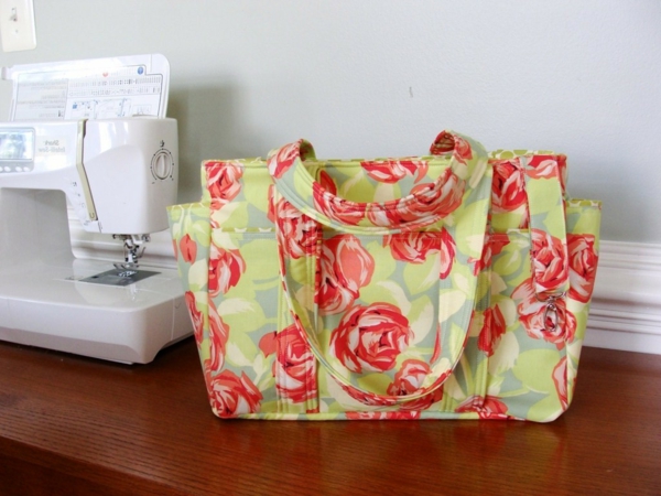 tkanina s ružama-vrećicom-šarene, pored šivaćeg stroja