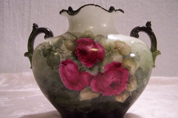 tissus-avec-roses-un-vase-vintage avec une forme intéressante